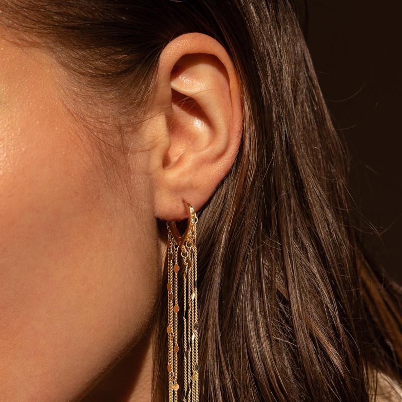 The huggie hinge closed on the lobe with the chain falling