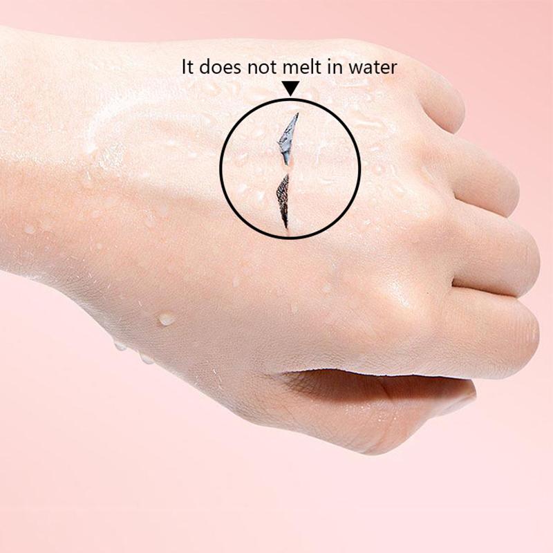 The wing holding under running water on the back of a hand