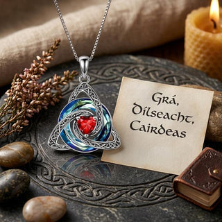 The witch knot pendant with dried heather