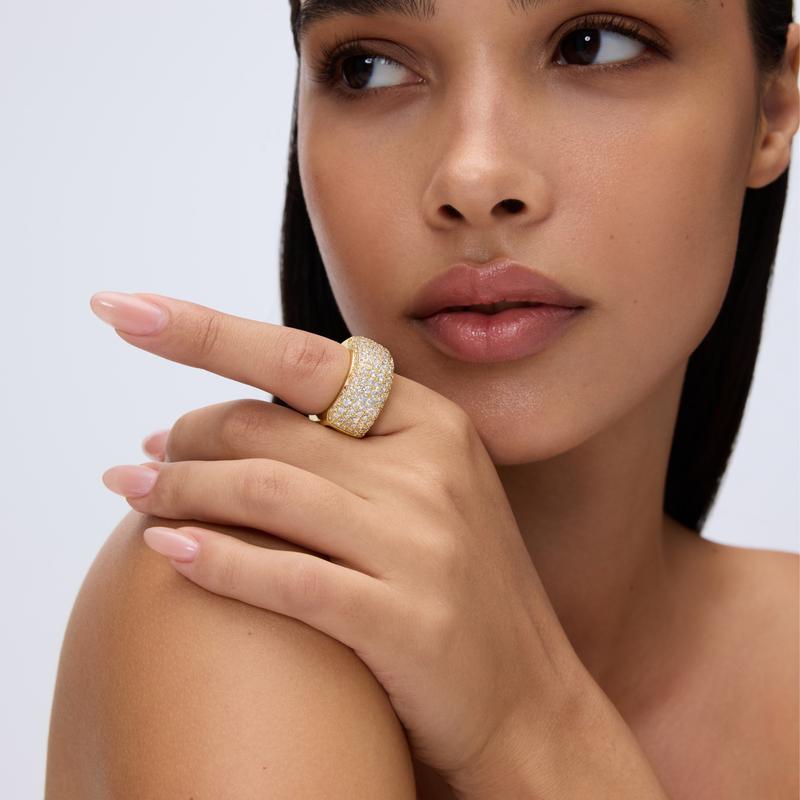 Model wearing the Avera Pave Smart Ring Cover